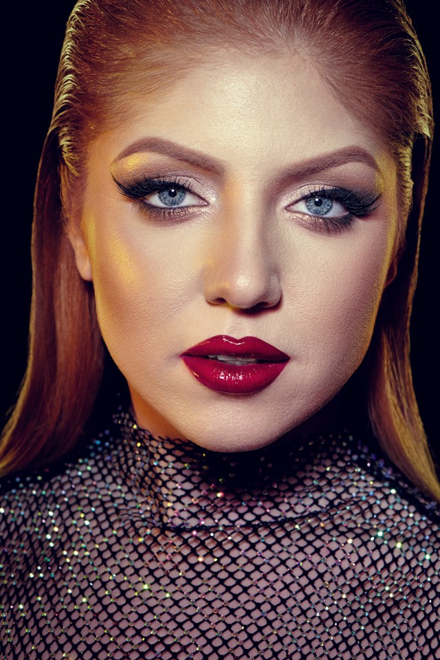 Az ikonikus személyiség mellé ikonikus smink dukál. Nem meglepő, hogy a látványos cicás tus és a tükörfényes vörös ajkak minden alkalommal ellopják a show-t! Kristályos ruha KISSMARK