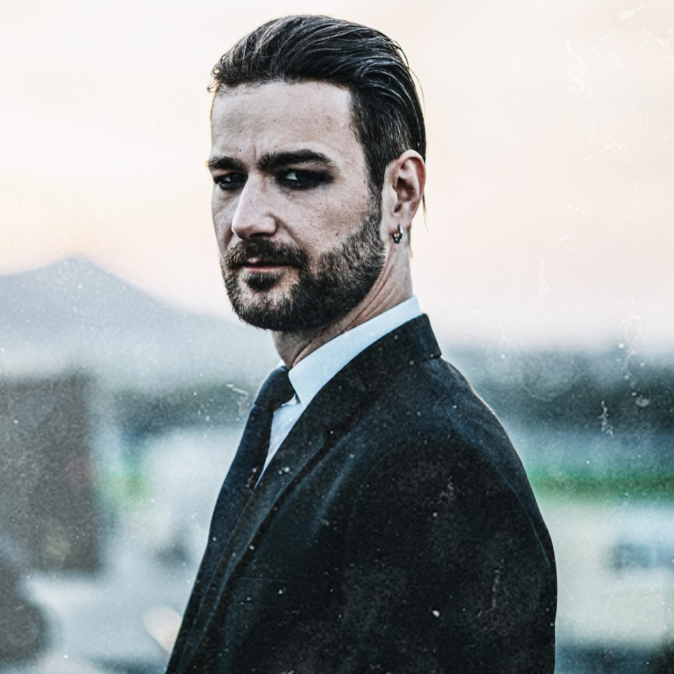 Fóris-Ferenczi Gábor a The Carbonfools énekese szuperül fest a Mátrix-os, Pulp Fiction-ös öltönyben