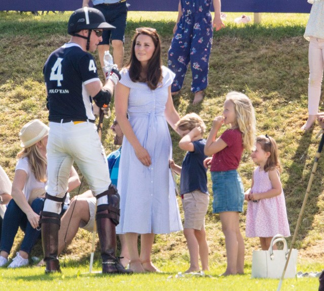 Vilmos herceg sportszerelésben beszélget Kate Middletonnal