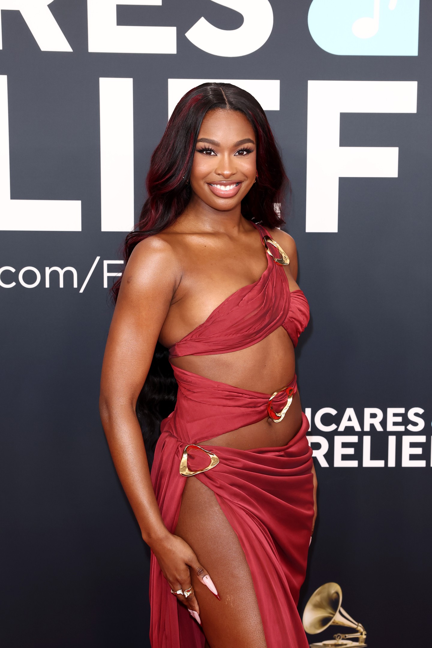 Coco Jones hajából kisejlő világos highlightok gyönyörű harmóniát képeznek ruhájával. Körmeinek hosszával ezúttal ő sem bánt visszafogottan. 