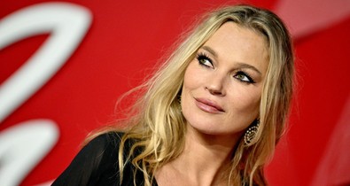 Az 50 éves Kate Moss bebizonyította, hogy nem csak a húszéveseké a meztelenruha