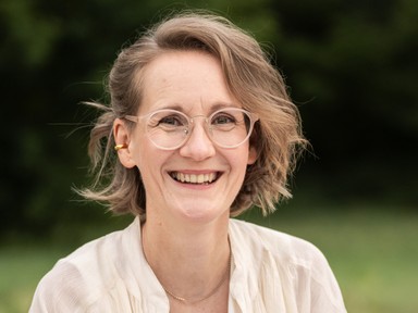 A magyar iparművész, aki japán fababák faragásával lett nemzetközi szinten híres 