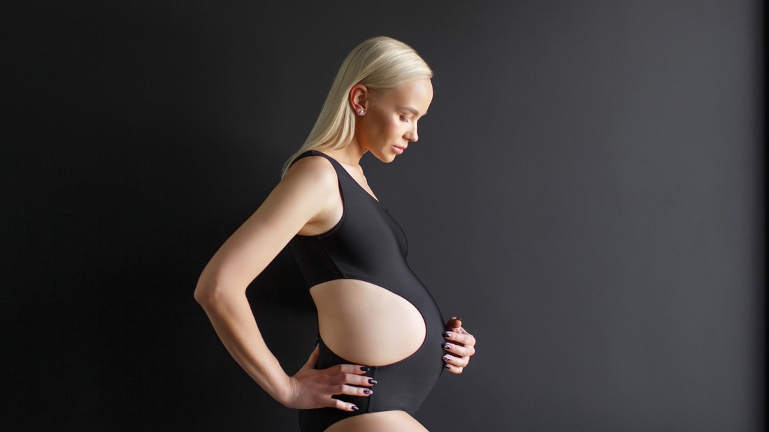 nő várandósság fekete ruha