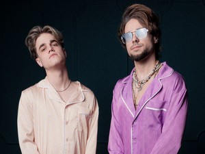 Szépréthy Roland a Sztárbox műsorvezetője selyempizsamában beszélget a riportalanyokkal