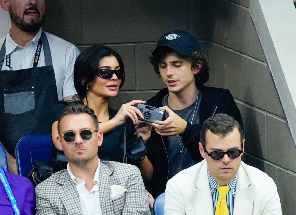 A nyolcadik helyen: Kylie Jenner és Timothee Chalamet. A pár tagjai külön-külön is eszméletlen módon stílusosak, ráadásul mindketten egyedi vonalat képviselnek. Egyszerűen nem lehet velük betelni!