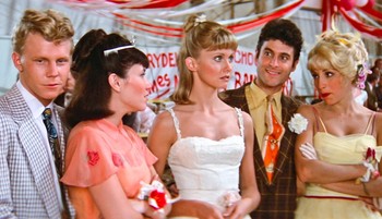 Így néznek most ki a Grease sztárjai, 50 év után álltak össze egy közös fotóra a szereplők