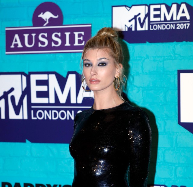 Hailey Baldwin miniruhája minden bulin rövidebb lesz pár centivel