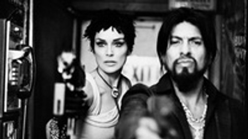 Sharon Stone bedurvult, géppisztollyal pózol