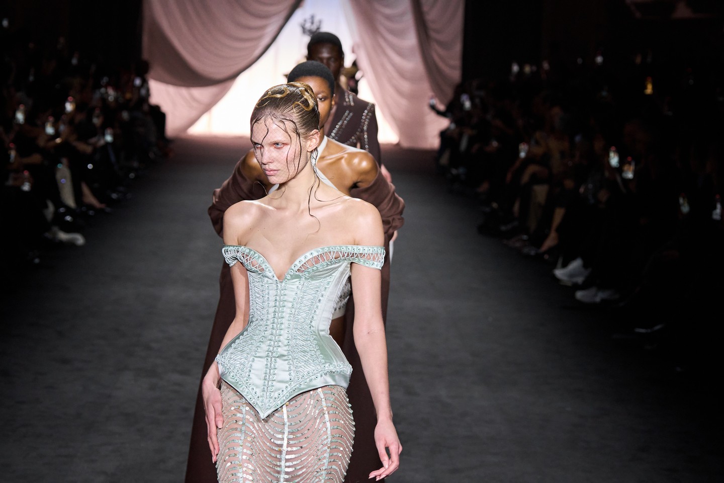 Violet Bridgerton hasonló stílusú fűzőt viselt, amikor "teázni" hívta Lord Andersont, a képen a Jean Paul Gaultier 2025 tavasz/nyári kollekciója