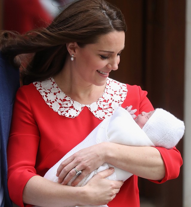 Kate Middleton az újszülött Lajos herceggel