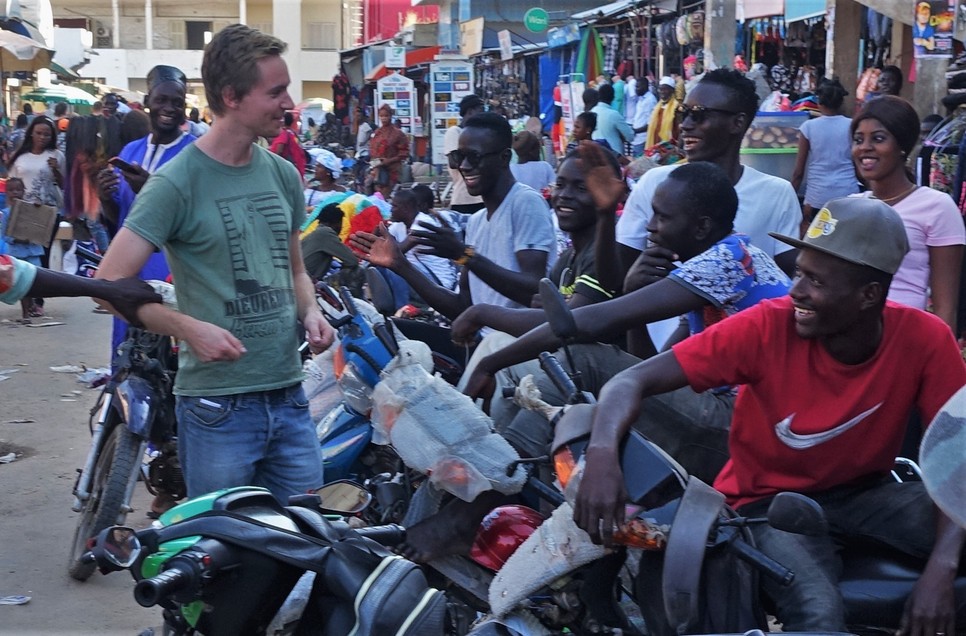 Afrikában a helyiekkel való interakció szerves része az útnak – ott az megy ritkaságszámba, ha egy óráig senki sem szól az emberhez
