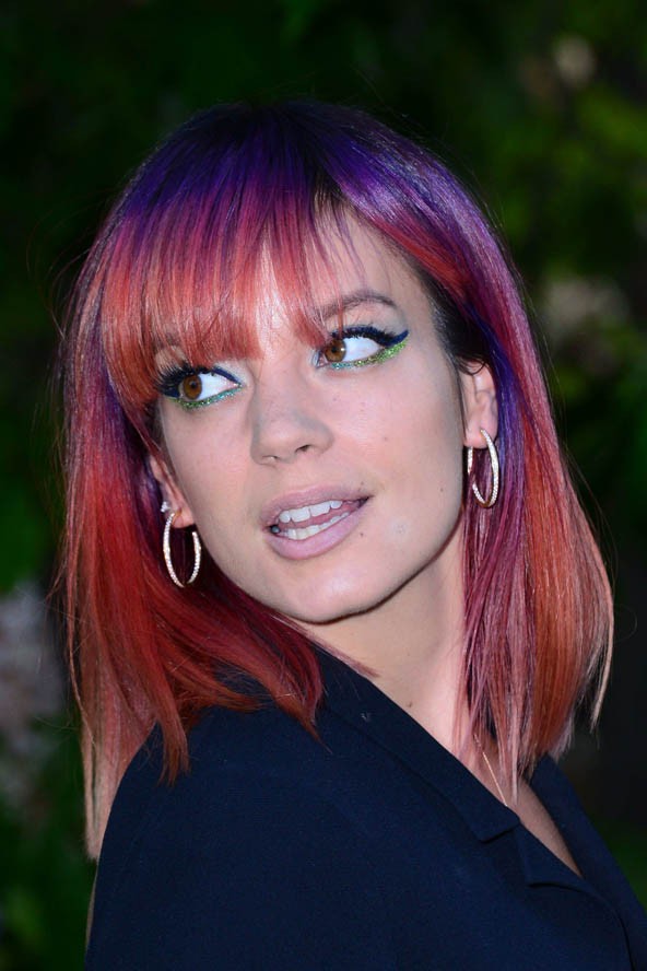 Ha ki akarsz tűnni a tömegből, kövesd Lily Allen példáját és újíts be egy igazán vadóc, tarka frizurát! Egyszerűen mesés, a frufru természetesen itt sem hiányozhat.