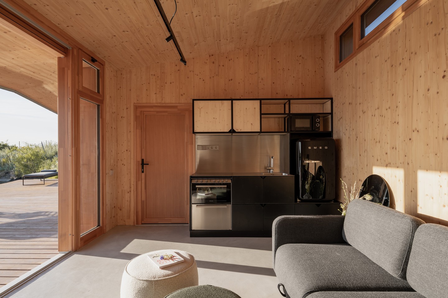 A Hello Wood magyar cég CTL tóparti háza