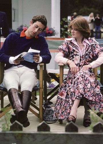 Sarah Spencer és Károly herceg kapcsolata az 1970-es évek végén, körülbelül 1977-ben kezdődött.