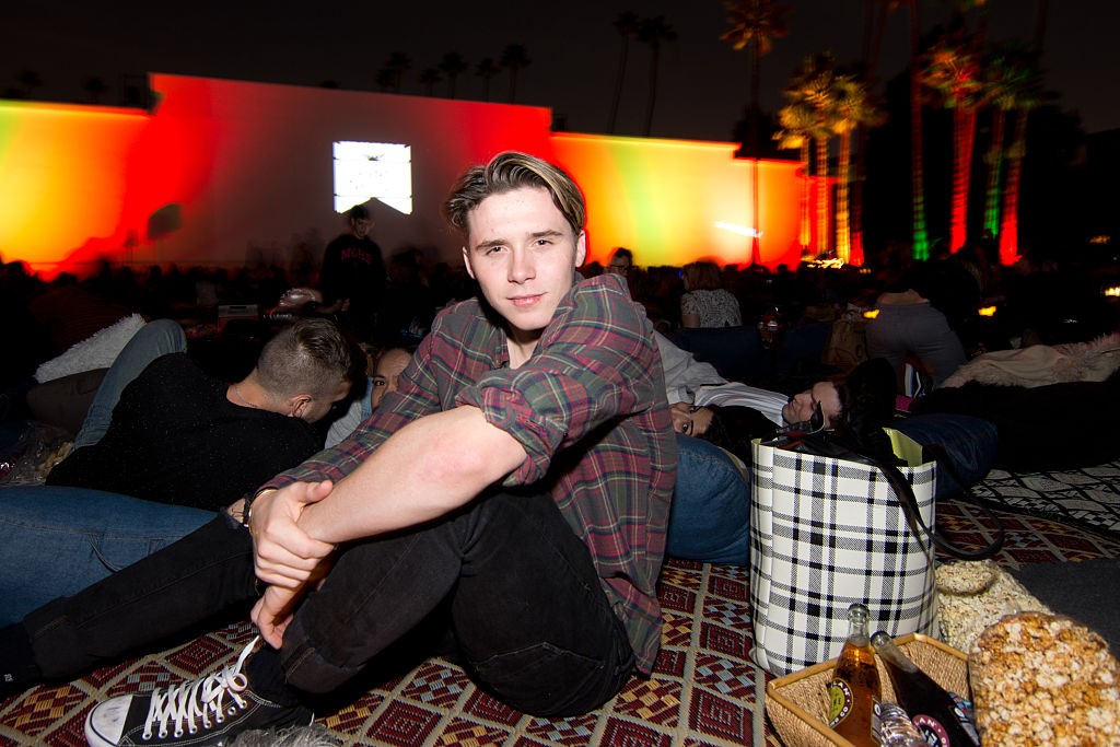 Brooklyn Beckham a Cinespia vetítésén Hollywoodban, az ikonikus Rémálom az Elm utcában szabadtéri bemutatóján tűnt fel ebben a lezser összeállításban, 2016-ban.
