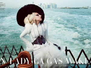 Lady Gaga igazi lady lett, és újra vetkőzik!