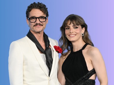 Fotón, ahogy Pedro Pascal épp megmutatja a vörös szőnyegen, hol kezdődik az igazi szeretet és tisztelet