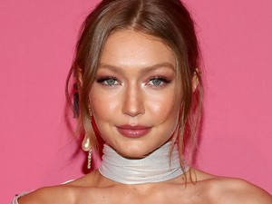 Gigi Hadid egy ultradögös fehér macskanő volt a Victoria`s Secret Show pink szőnyegén
