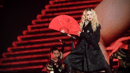 Madonna félmeztelen fotóval ünnepli könyve évfordulóját 