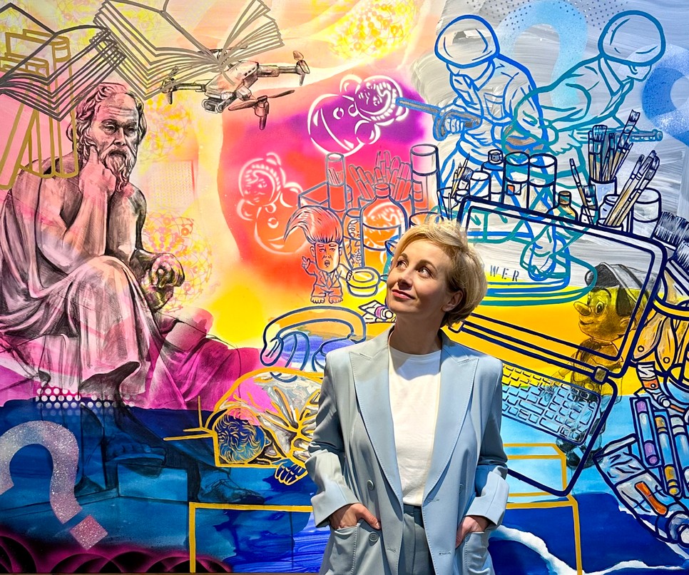 Soós Nóra a Szokratész védőbeszéde című képe előtt