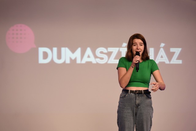 Ress Abigél munkájával a Z generációt próbálja a magyar stand-up műfaj felé terelni.