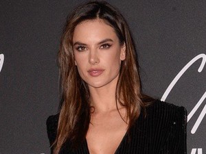 Alessandra Ambrosio olyan szexi pózt nyomott a paparazziknak, hogy húú