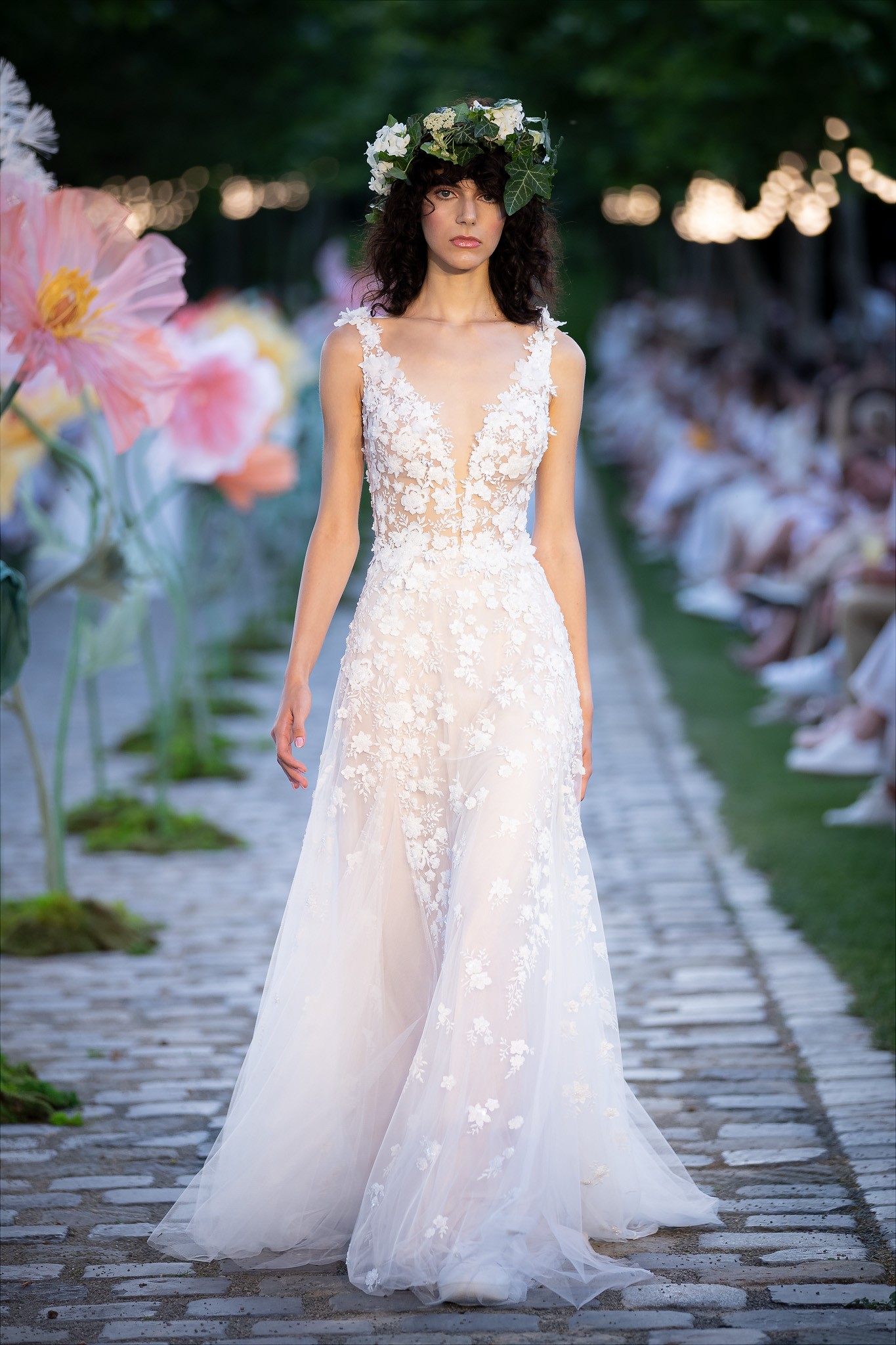 A naturális esésű frufru az esküvőre is jó választás