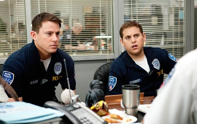 Jenko és Schmidt igazi balfácán újonc nyomozók, ezért őket küldik vissza, hogy gimnazisták közé vegyülve csapjanak le a drogterjesztőkre, a 21 Jump Street - A kopasz osztag című vígjáték két lökött főszereplője a nyomozás helyett inkább újraéli a gimis éveit