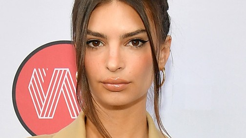 Emily Ratajkowski BIKINIBEN érkezett a New York-i divathétre