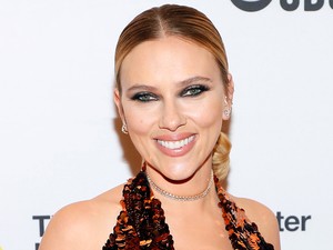 Scarlett Johansson felvette az év legfényesebb és legszexibb ruháját