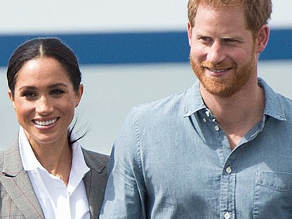 Übercuki: Meghan Markle és Harry herceg bárányokat etetnek, gyerekeket ölelgetnek és kutyákkal játszanak Ausztráliában