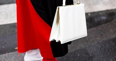 Nő felemás cipőben