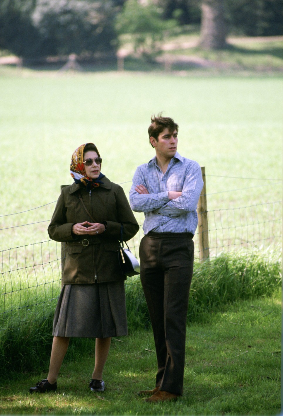 A fiatal András herceg és édesanyja, Erzsébet királynő 1980-ban