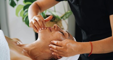 Professzionális arcmasszázs technikák és azok hatásai