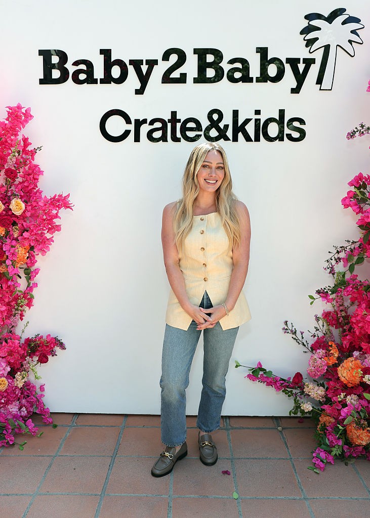 Hilary Duff mindössze 15 éves volt, amikor a Los Angeles-i tündérmese kedvéért Sam bőrébe bújt. A színésznő ma 37 éves, 4 gyermek édesanyja, és most is elképesztően gyönyörű. (2025)