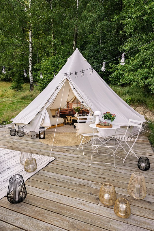 Glamping sátor a Bonami bútoraival, tárgyaival berendezve