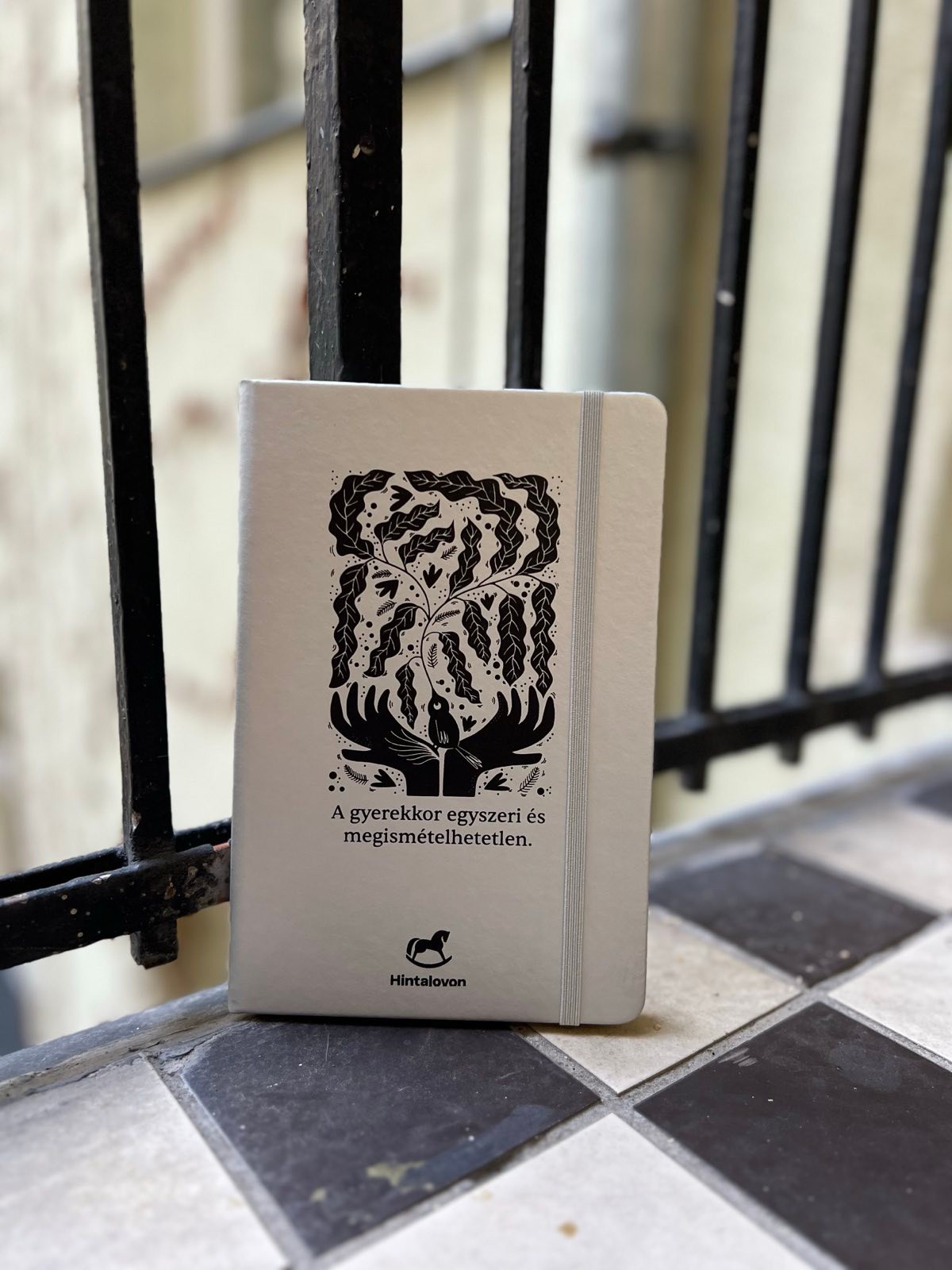 Támogasd az ajándéktárgyak megvásárlásával a Hintalovon Gyermekjogi Alapítványt, és terjeszd a gyermekjogok fontosságát a szeretteid körében Fotó: Láng Péter (Poplight Stúdió)