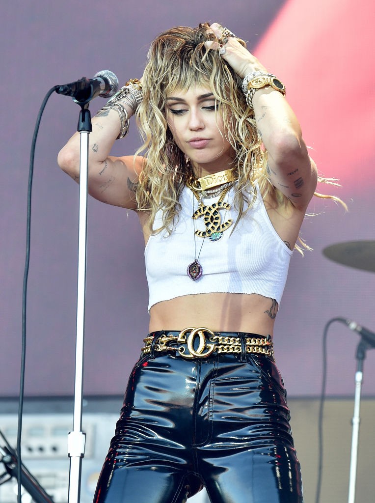 Ki más képviselhetné hitelesebben a rock sztár külsőt, mint Miley Cyrus?