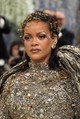 Rihanna ragyogó hajékszerekkel és csillogó kövekkel egészítette ki megjelenését