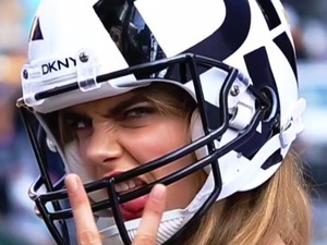 Cara Delevingne magas sarkúban focizik!