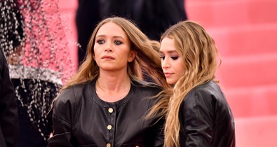 Mary-Kate és Ashley Olsent együtt kapták lencsevégre: így néz ki most a világ leghíresebb ikerpárja