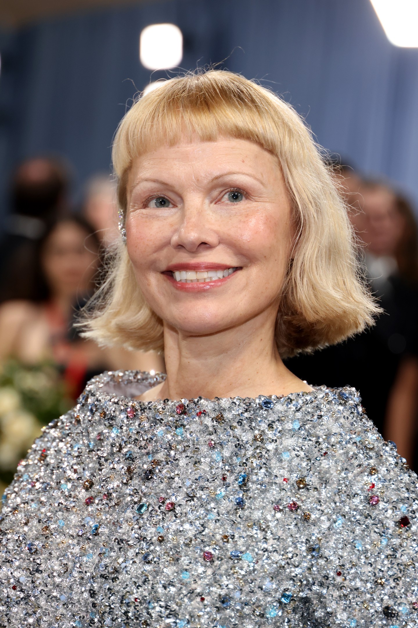 Pamela Anderson minimális sminkben folytatta vörös szőnyeges megjelenéseinek sorát. A színésznő és aktivista az utóbbi években a természetesebb esztétikát részesíti előnyben, így gyakran lemond a sminkről nyilvános megjelenések alkalmával.