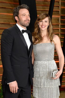 Ben Affleck és Jennifer Garner: 2015-ös különválásuk után még több mint két évig éltek együtt ugyanazon a birtokon (Ben a vendégházban lakott), hogy a három gyermekük mindennapjai ne változzanak meg.