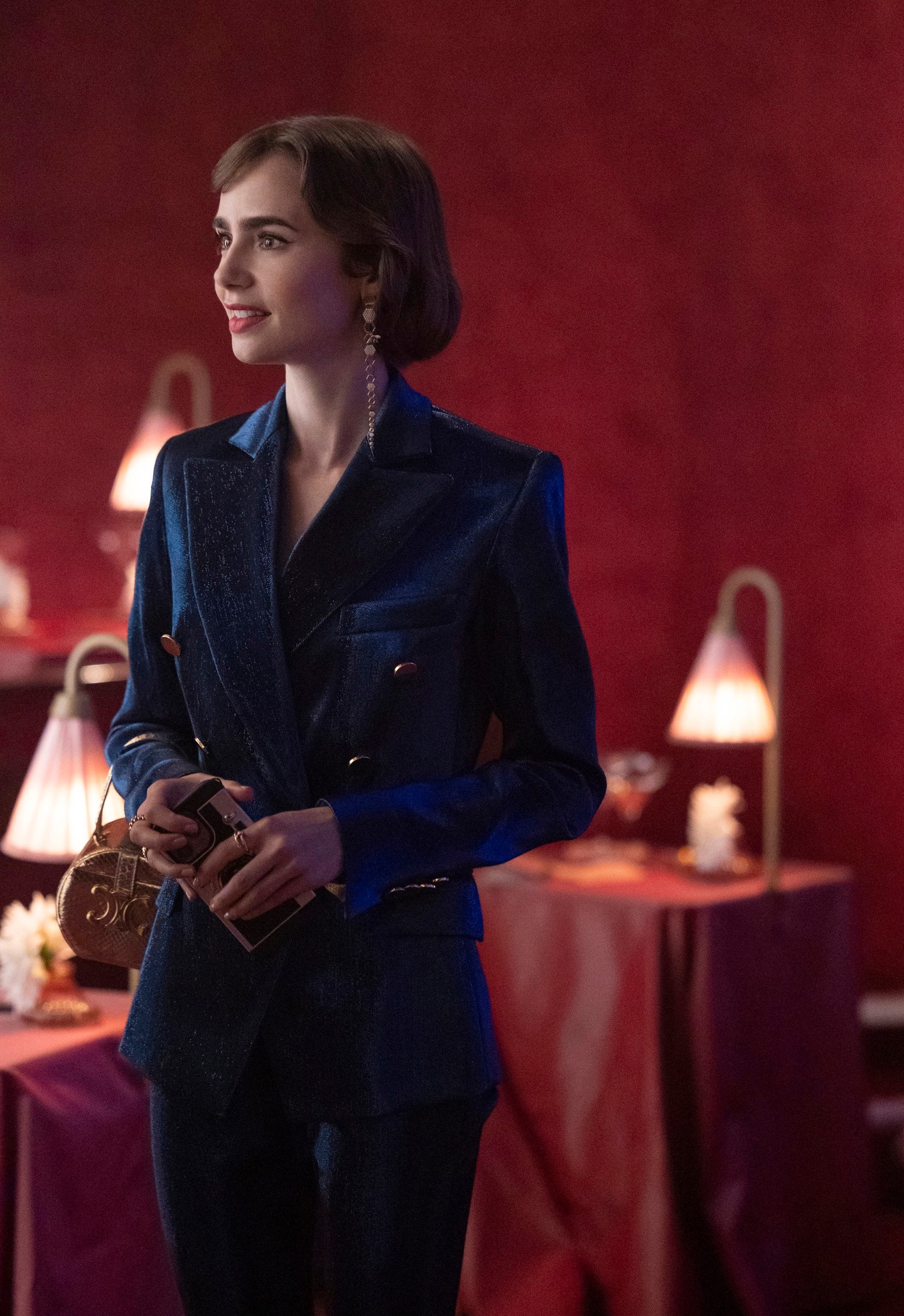 A harmadik helyet ez a mesés bársonyadagból készült Balmain blézer érdemelte ki. Ezt nevezzük mi power looknak! Kétségtelen, hogy ez volt az Emily Párizsban harmadik évadának egyik legjobb szettje!