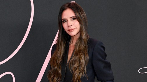 Az 50 éves Victoria Beckham új szintre emelte a pucérruha fogalmát: áttetsző csipkében mutatta meg a testét