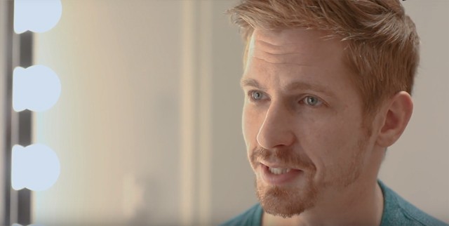 GLAMOUR 2 Szék: Dóra Béla, a Korhatáros szerelem sztárja videóinterjúban mesél a sorozatról