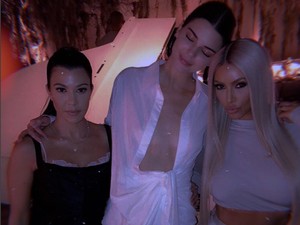 Durva! Menő lehet az ´Öljük meg a Kardashianokat´ póló?