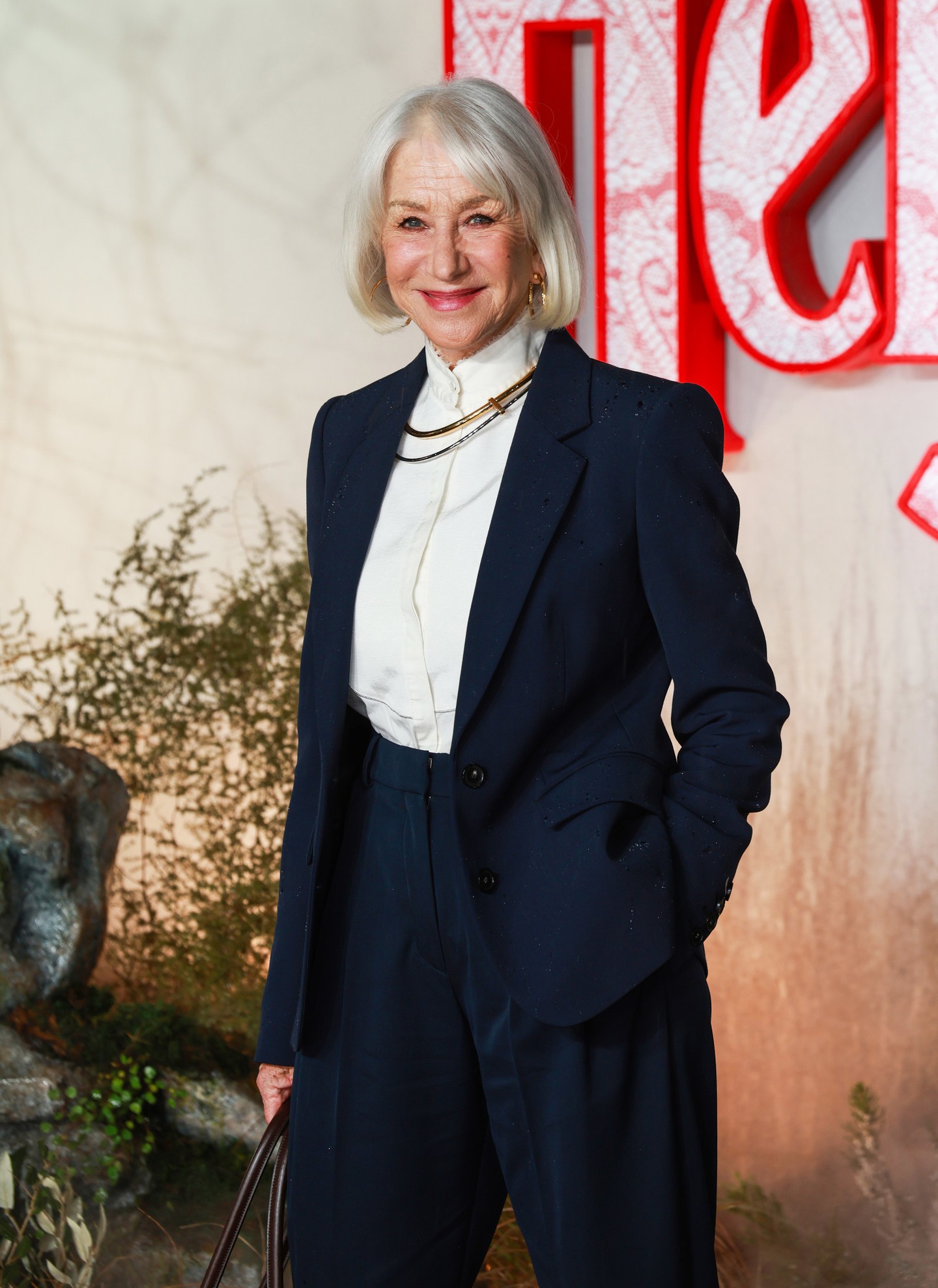 Helen Mirren megmutatta, hogyan lehet egy rövidebb frizurát tökéletesen feldobni egy lágy függönyfrufruval. Ez a megoldás optikailag azonnal megemeli az arcot, és gyönyörűen keretezi azt, ráadásul rendkívül játékos és sikkes megjelenést kölcsönöz. Tipp: A szakértők szerint a legfontosabb szabály az 50 feletti rövid frizuráknál a rendszeres frissítés. Mivel az elvékonyodott hajvégeken sokkal gyorsabban meglátszik a töredezettség és a sérülés, a vágást 4-6 hetente fel kell frissíteni, különben a frizura elveszíti a tartását és a formáját.