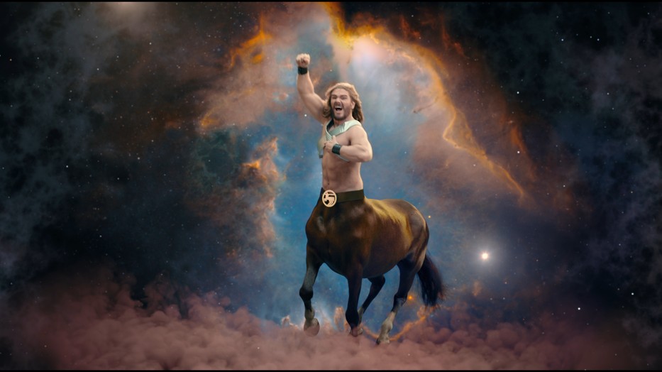 A Rossmann kentaurját Megyeri Balázs, Jason Momoa dublőre jeleníti meg