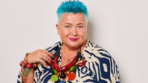 „Sosem akartunk szexik lenni – csak önmagunkat adni” – Falusi Mariann szabadságról, túlélésről és zenéről